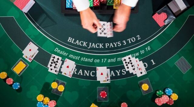 Người chơi sẽ dùng bộ bài tây 52 lá theo luật chơi blackjack