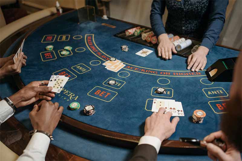 Luật chơi Baccarat chi tiết: Tân thủ cần biết để nhập cuộc dễ dàng