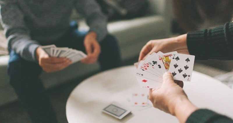 Giải mã bài tiến lên là gì? Có nên chơi để rèn trí tuệ hay không?