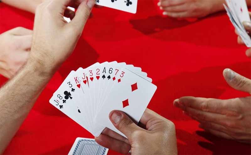Giải mã bài tiến lên là gì? Có nên chơi để rèn trí tuệ hay không?
